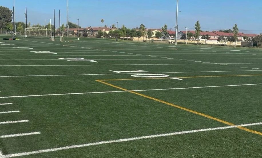 Cancha de pádel panorámica profesional.