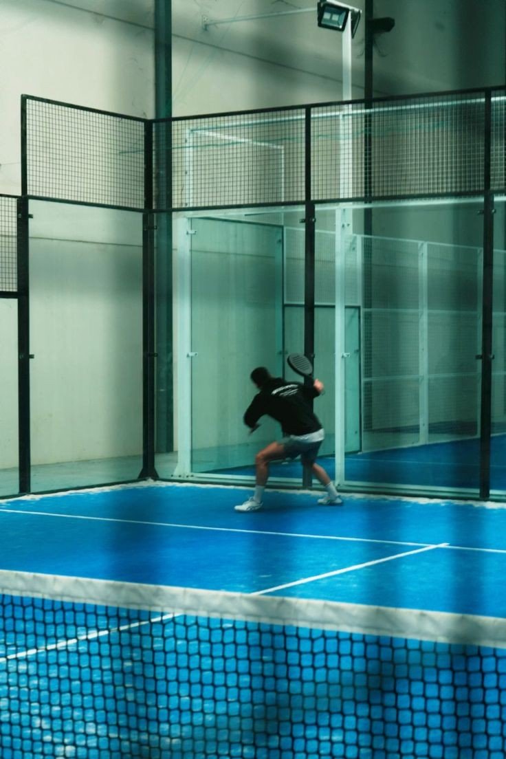 Robusta cancha de pádel modelo estructura con pasto deportivo, ideal para alto tráfico.