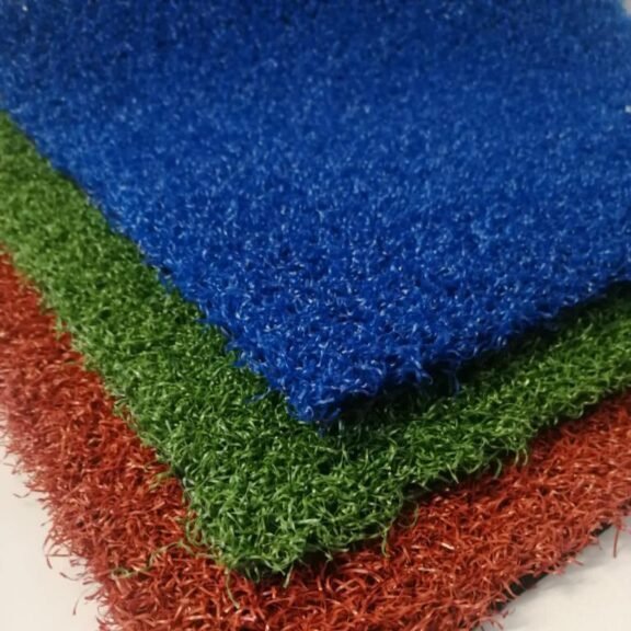 Pasto deportivo sintético para pádel en colores azul, verde y terracota.