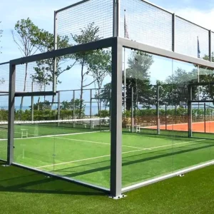 Vidrios templados de 12mm para cancha de pádel instalados con orificios