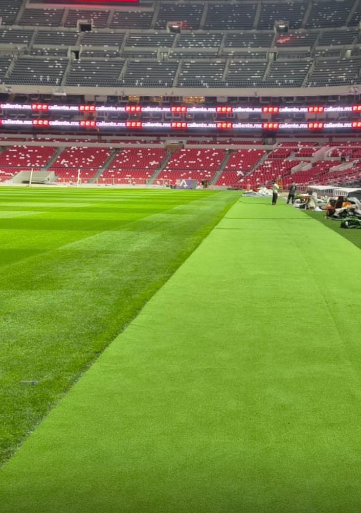 Cancha con pasto deportivo sintético verde instalada por Game Turf.