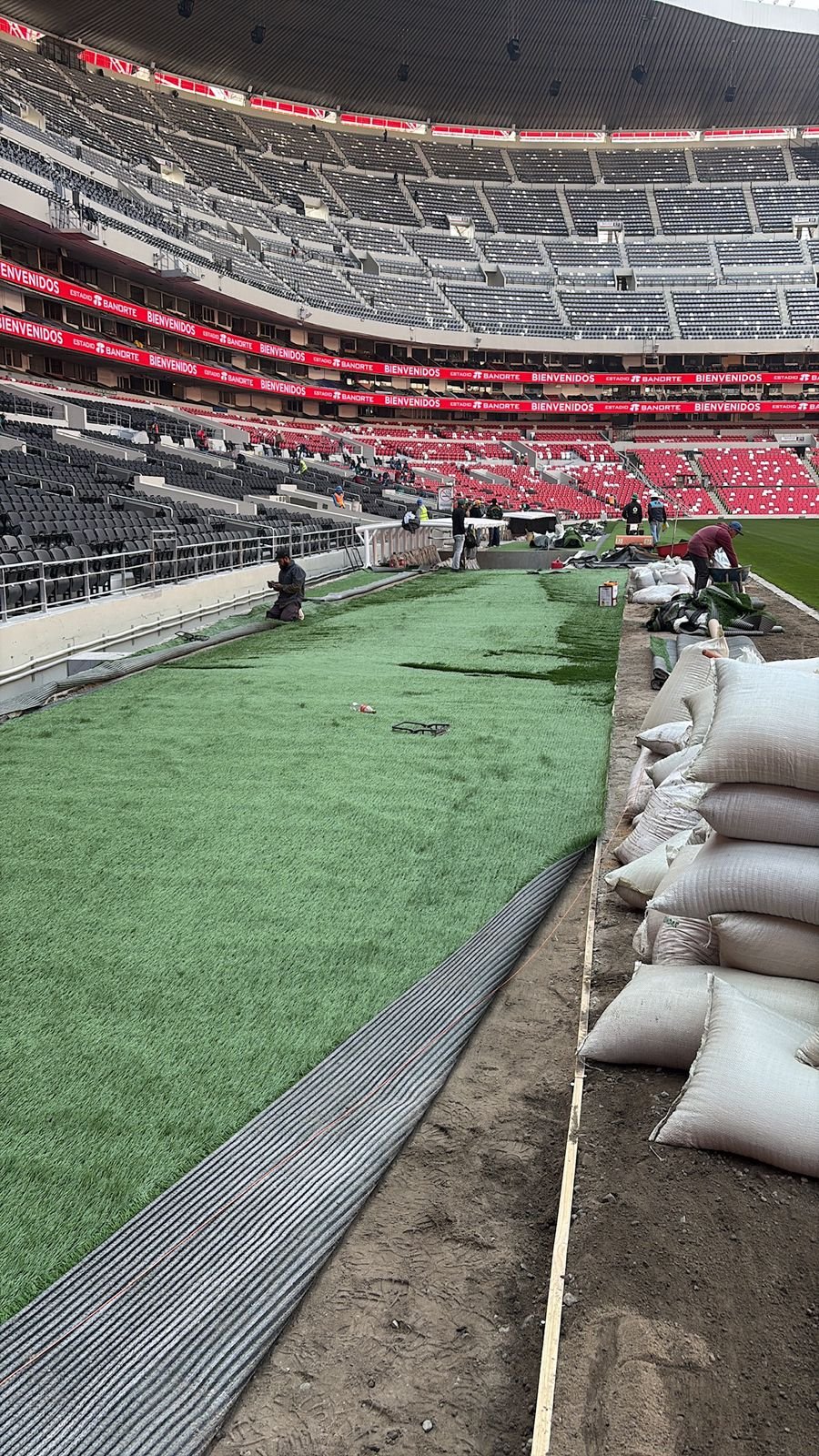 Obra de cancha deportiva con pasto sintético Game Turf.