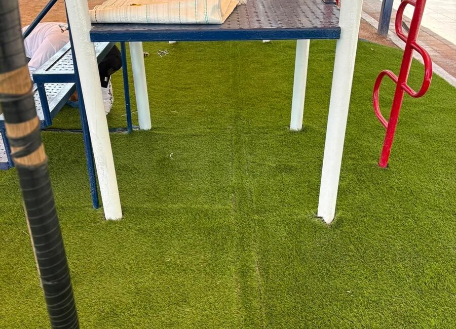 Pasto sintético Game Turf instalado bajo un juego infantil con resbaladilla.
